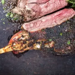Saftige Lammkeule, perfekt gegrillt, mit Kräutern und Gewürzen verfeinert. Die Kerntemperatur Lammkeule ist ideal für ein zartes Ergebnis.