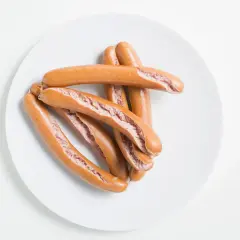 Ein Haufen gekochter Würstchen auf einem Teller. Wie lange wurst kochen?