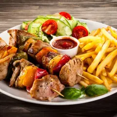Schaschlikspieße mit Paprika und Zwiebeln, dazu Pommes Frites und ein kleiner Salat – eine köstliche schaschlik beilage.