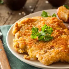 Knuspriges Putenschnitzel mit Petersilie, Zitrone und Bratkartoffeln. Perfekt für einfache Putenschnitzel Rezepte.
