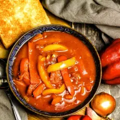 Herzhaftes Letscho mit Paprika und Zwiebeln, dazu geröstetes Brot. Perfekt für alle, die wissen, was am besten zu Letscho passt!
