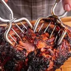 Saftiges Pulled Pork, perfekt für deine Smoker Rezepte. Mit zwei Fleischgabeln wird das zarte Fleisch auseinandergezogen.