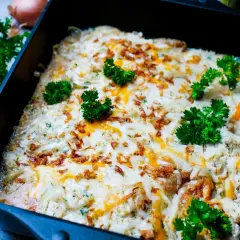 Zwiebel Sahne Schnitzel überbacken mit Käse und garniert mit Petersilie. Knusprige Zwiebeln und cremige Sauce machen dieses Gericht unwiderstehlich.