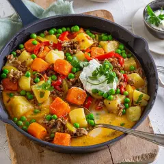 Herzhaftes Gericht mit Hackfleisch, Kartoffeln, Karotten und Erbsen in einer cremigen Sauce. Ein köstliches Beispiel für Hackfleisch Gerichte.