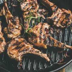 Saftiges Lammfilet grillen in einer Pfanne mit Rosmarin und Zwiebeln. Perfekt gegrillte Lammkoteletts mit köstlichen Röstaromen.