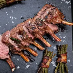 Perfekt gegrilltes Lammkarree mit Rosmarin und Speck-umwickeltem Spargel. Ein Fest für die Sinne beim Lamm grillen.