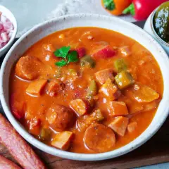 Herzhafte Soljanka mit Wurst, Gewürzgurken und Paprika. Ein Klassiker, der zeigt, was ist Soljanka: ein deftiger Eintopf voller Geschmack.