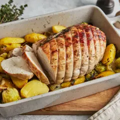 Saftiger Putenbraten im Backofen mit goldbraunen Kartoffeln und Rosenkohl. Ein Festmahl, das den ganzen Tisch begeistert.