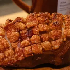 Knuspriger Krustenbraten, perfekt für Ihr nächstes Krustenbraten Rezept. Die goldbraune Kruste verspricht ein saftiges Erlebnis.