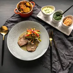 Ein köstliches Tafelspitz-Rezept mit zartem Rindfleisch, bunten Gemüsestreifen, Bratkartoffeln und drei Saucen.