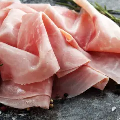 Dünn geschnittener, zarter Schinken, garniert mit Rosmarin und Gewürzen. Was ist Schinken? Ein herzhafter Genuss!