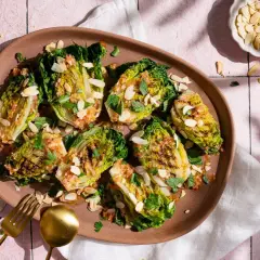 Gegrillte Salatherzen mit Mandelsplittern und frischer Minze, ein leichtes Gericht, das Lust auf mehr macht.