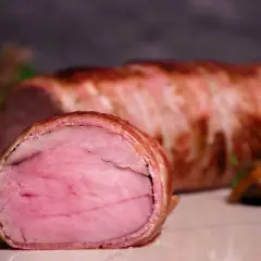 Perfekt gegartes sous-vide schweinefilet, umhüllt von knusprigem Speck. Eine köstliche Beilage, die auf jeder sous-vide schweinefilet tabelle glänzt.