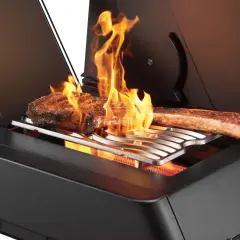 Zwei saftige Steaks brutzeln in der Sizzle Zone des Grills, umgeben von lodernden Flammen.