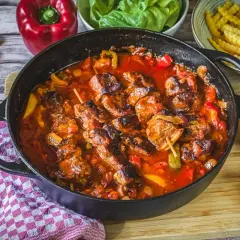 Herzhaftes Schaschlik im Backofen, geschmort in einer würzigen Tomatensoße mit Paprika und Zwiebeln. Dazu passen Pommes und frischer Salat.