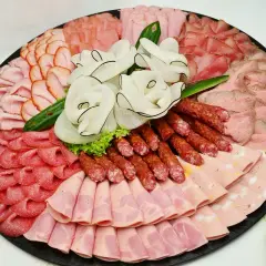 Eine reichhaltige Auswahl an Wurst Sorten, kunstvoll arrangiert auf einer Platte. Verschiedene Schinken-, Salami- und Brühwurst-Varianten laden zum Genuss ein.