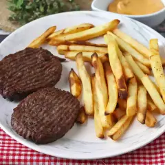 Zwei Hacksteaks mit Pommes Frites auf einem Teller. Ein einfaches Hacksteak rezept für einen schnellen Genuss.