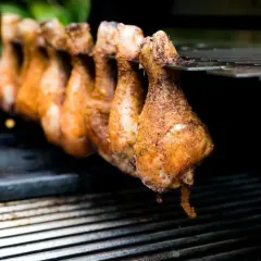 Saftige Hähnchenschenkel werden auf dem Grill zubereitet. Die **Drumsticks grillen** ist ein Genuss für alle Sinne.