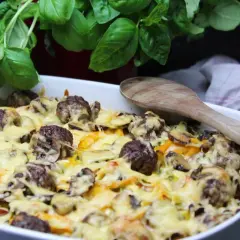 Herzhafte Fleischbällchen mit geschmolzenem Käse und Gemüse in einer Auflaufform. Ein köstliches Beispiel für Auflauf Rezepte mit Fleisch.