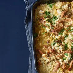 Herzhafter Gyros Auflauf mit Reis, Kohl und Feta, garniert mit frischer Petersilie.