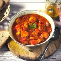 Herzhaftes Currywurst Gulasch mit Brot und Currypulver.