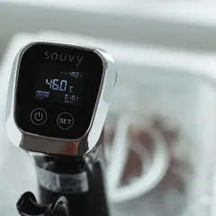 Ein Sous-Vide-Garer mit digitaler Anzeige, die 46°C zeigt. So wird das Garen auf den Punkt perfekt.