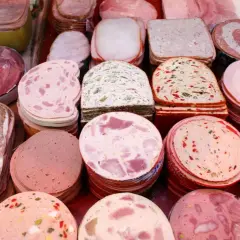 Vielfalt an Wurstsorten mit Bildern: Aufgeschnittene Mortadella, Leberwurst, Salami und mehr.