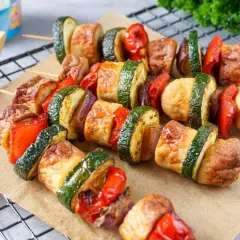 Resteverwertung: Gegrillte Bratwurst-Spieße mit Zucchini, Paprika und Zwiebeln. Perfekt für den Grillabend!