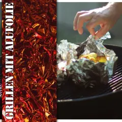 Grillen mit Alufolie: Ein Mann legt ein Päckchen mit Essen in Alufolie auf den Grill.
