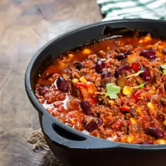 Herzhaftes Chili con Carne im Dutch Oven, mit Bohnen, Mais und viel Geschmack.
