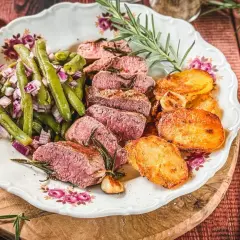 Saftige Lammlachse, perfekt gebraten, mit grünen Bohnen und knusprigen Kartoffeln. Ein köstliches Lammlachse Rezept für Genießer.