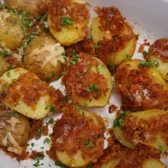 Kross gebratene Kartoffeln mit knuspriger Kruste und Petersilie. Perfekt zum Kartoffeln grillen oder als Beilage.