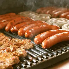Bratwurst und Rostbratwurst brutzeln auf dem Grill. Ein kulinarischer Unterschied, der auf dem Rost sichtbar wird.