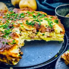 Herzhafter Kartoffelkuchen mit Schinken und Käse, ein köstliches Rezept für jeden Anlass.