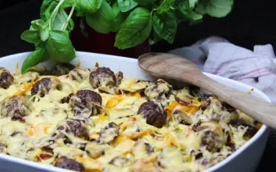 Herzhafte Fleischbällchen mit geschmolzenem Käse und Gemüse in einer Auflaufform. Ein köstliches Beispiel für Auflauf Rezepte mit Fleisch.