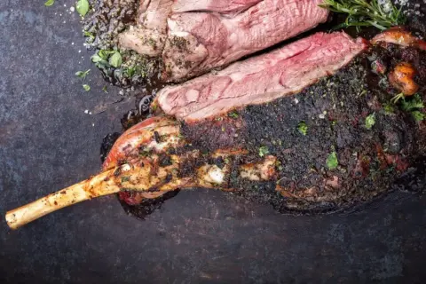 Saftige Lammkeule, perfekt gegrillt, mit Kräutern und Gewürzen verfeinert. Die Kerntemperatur Lammkeule ist ideal für ein zartes Ergebnis.
