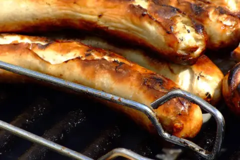 Saftige Bratwürste auf dem Grill, bereit für leckere Bratwurst Rezepte.