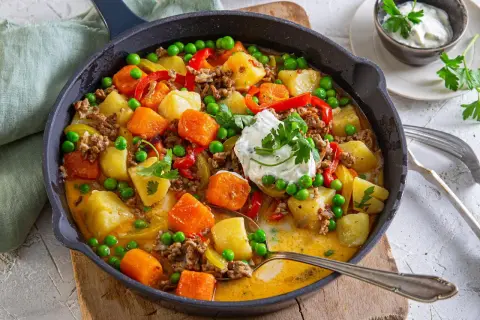 Herzhaftes Gericht mit Hackfleisch, Kartoffeln, Karotten und Erbsen in einer cremigen Sauce. Ein köstliches Beispiel für Hackfleisch Gerichte.