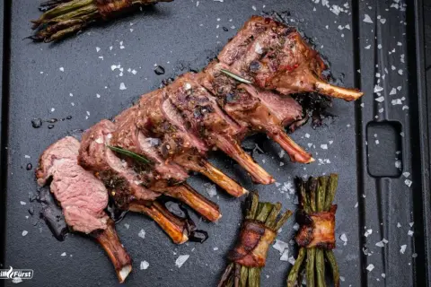 Perfekt gegrilltes Lammkarree mit Rosmarin und Speck-umwickeltem Spargel. Ein Fest für die Sinne beim Lamm grillen.