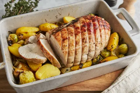 Saftiger Putenbraten im Backofen mit goldbraunen Kartoffeln und Rosenkohl. Ein Festmahl, das den ganzen Tisch begeistert.