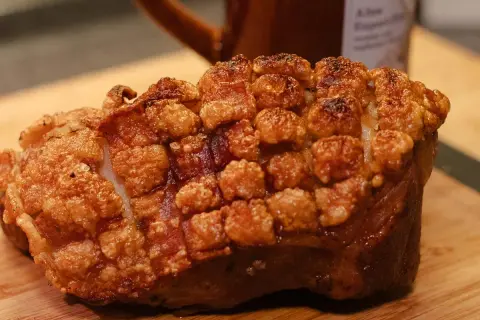 Knuspriger Krustenbraten, perfekt für Ihr nächstes Krustenbraten Rezept. Die goldbraune Kruste verspricht ein saftiges Erlebnis.