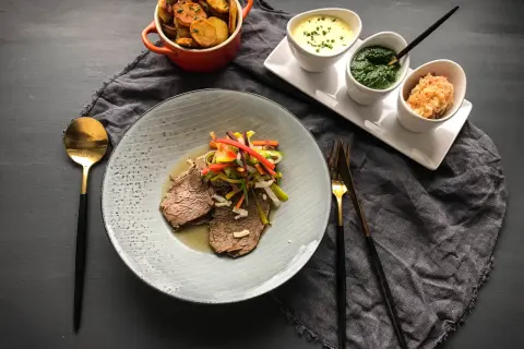 Ein köstliches Tafelspitz-Rezept mit zartem Rindfleisch, bunten Gemüsestreifen, Bratkartoffeln und drei Saucen.
