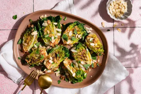 Gegrillte Salatherzen mit Mandelsplittern und frischer Minze, ein leichtes Gericht, das Lust auf mehr macht.