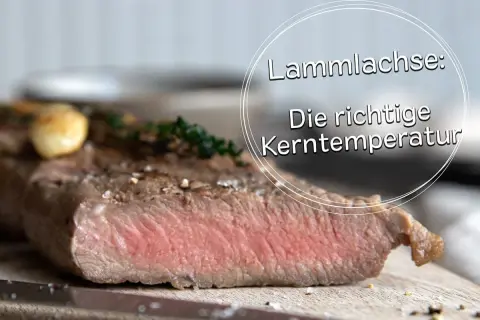 Perfekt gegarter Lammachs mit zarter rosa Kerntemperatur, garniert mit Knoblauch und Kräutern.