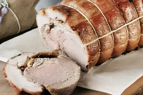 Ein saftiges porchetta rezept, perfekt gegrillt und mit Kräutern verfeinert. Ein Genuss für jeden Anlass.
