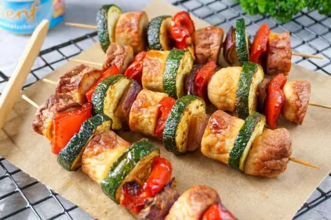 Resteverwertung: Gegrillte Bratwurst-Spieße mit Zucchini, Paprika und Zwiebeln. Perfekt für den Grillabend!
