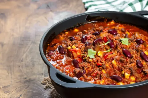 Herzhaftes Chili con Carne im Dutch Oven, mit Bohnen, Mais und viel Geschmack.