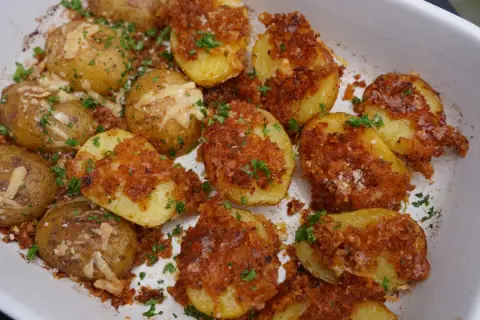 Kross gebratene Kartoffeln mit knuspriger Kruste und Petersilie. Perfekt zum Kartoffeln grillen oder als Beilage.