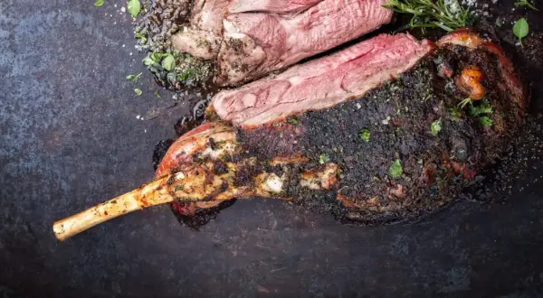 Saftige Lammkeule, perfekt gegrillt, mit Kräutern und Gewürzen verfeinert. Die Kerntemperatur Lammkeule ist ideal für ein zartes Ergebnis.