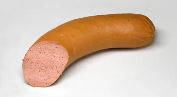 Eine aufgeschnittene Fleischwurst mit feiner, rosa Einlage. Der Unterschied zur Lyoner ist die gröbere Struktur.
